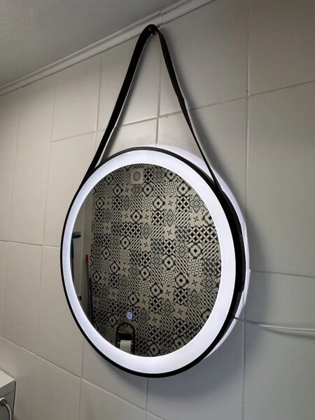 Oglinda rotunda cu led si buton touch, cu rama neagra din aluminiu, chinga din piele ecologica, diametru 60cm