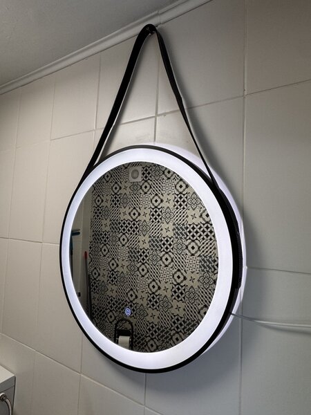 Oglinda rotunda cu led si buton touch, cu rama neagra din aluminiu, chinga din piele ecologica, diametru 60cm