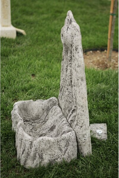 Fântână gradină din beton, Roca