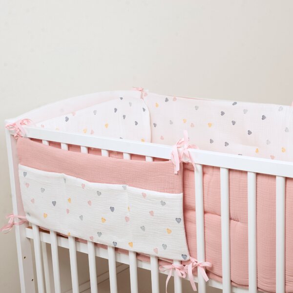 Lenjerie patut bebe 120x60 cm Kidizi Color Hearts din muselina dubla 6 piese – set complet cu aparatoare, cearsaf elastic, perna, paturica si organizator