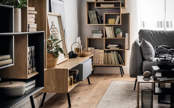 Comodă TV lemn masiv gri KUADRAT – design modern în stejar grafit și