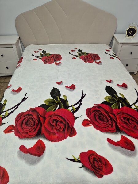 Patura Cocolino 900gr, 200x230cm, crem , cu trandafiri rosii, PCS159