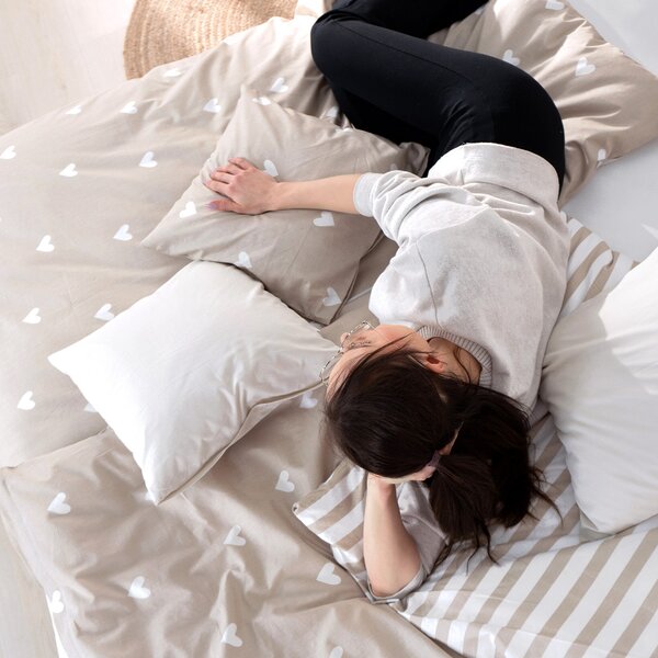 Goldea lenjerie de pat din 100% bumbac - inimioare pe latte cu dungi 150 x 200 și 50 x 60 cm