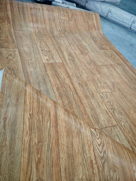 Covorul PVC linoleum Plank 069, Latimi 1 m, 1.5 m, 2 m si 2,5 m, 3 m, 3.5 m , Maro Imitatie parchet, Suport pasla 3 x 3 m