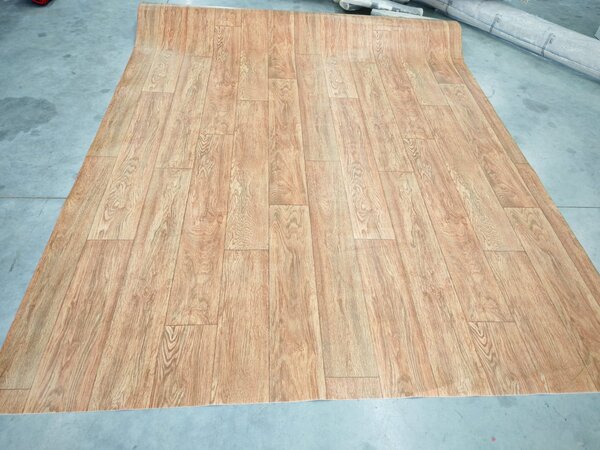 Covorul PVC linoleum Plank 069, Latimi 1 m, 1.5 m, 2 m si 2,5 m, 3 m, 3.5 m , Maro Imitatie parchet, Suport pasla 3 x 3 m