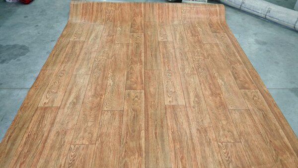 Covorul PVC linoleum Plank 069, Latimi 1 m, 1.5 m, 2 m si 2,5 m, 3 m, 3.5 m , Maro Imitatie parchet, Suport pasla 3 x 3 m