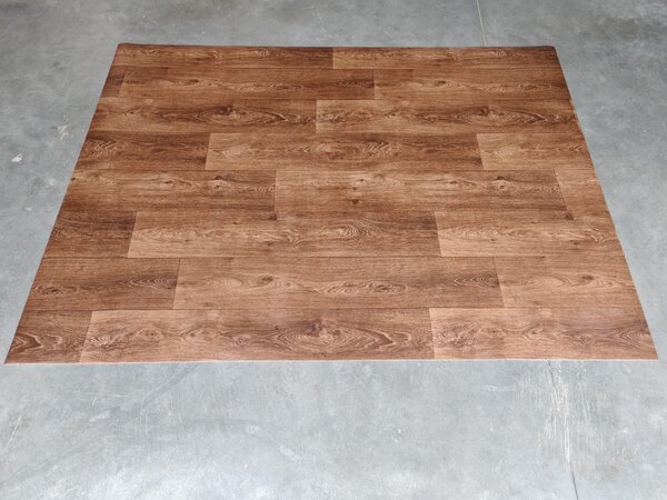 Covorul PVC linoleum Country Dark Confort, Latimi 1 m, 1.5 m, 2 m si 2,5 m, Maro inchis Imitatie parchet, Suport Pasla 1 x 4 m