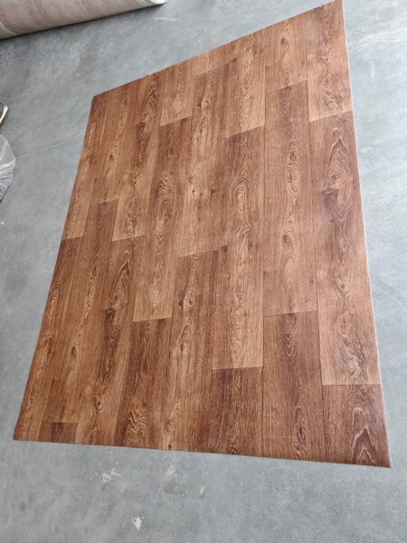 Covorul PVC linoleum Country Dark Confort, Latimi 1 m, 1.5 m, 2 m si 2,5 m, Maro inchis Imitatie parchet, Suport Pasla 1 x 4 m