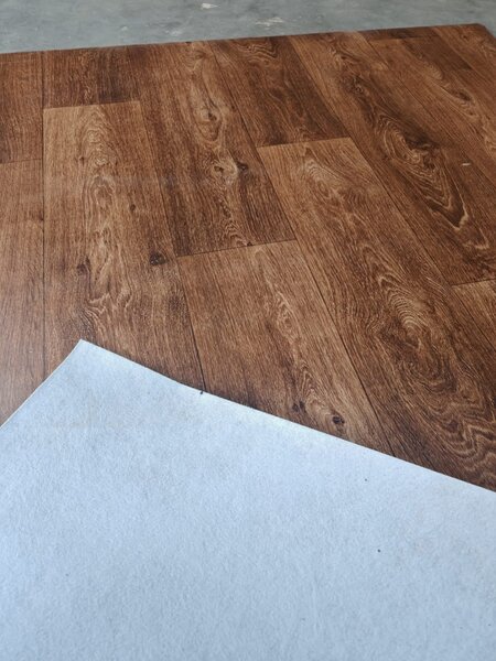 Covorul PVC linoleum Country Dark Confort, Latimi 1 m, 1.5 m, 2 m si 2,5 m, Maro inchis Imitatie parchet, Suport Pasla 1 x 4 m