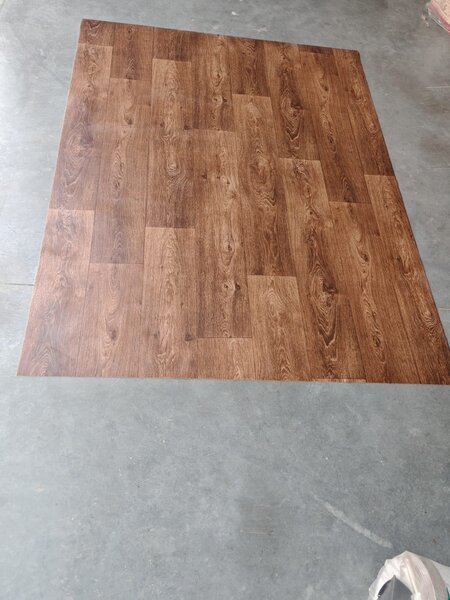 Covorul PVC linoleum Country Dark Confort, Latimi 1 m, 1.5 m, 2 m si 2,5 m, Maro inchis Imitatie parchet, Suport Pasla 1 x 4 m