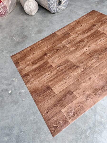 Covorul PVC linoleum Country Dark Confort, Latimi 1 m, 1.5 m, 2 m si 2,5 m, Maro inchis Imitatie parchet, Suport Pasla 1 x 4 m