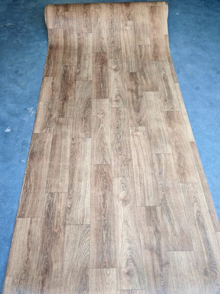 Covorul PVC linoleum Plank 067, Latimi 1 m, 1.5 m, 2 m si 2,5 m, 3 m. Maro Imitatie parchet, Suport Pasla 2 x 3 m