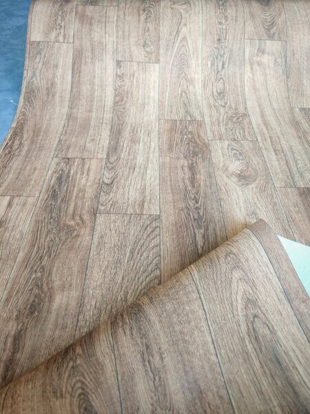 Covorul PVC linoleum Plank 067, Latimi 1 m, 1.5 m, 2 m si 2,5 m, 3 m. Maro Imitatie parchet, Suport Pasla 2 x 3 m