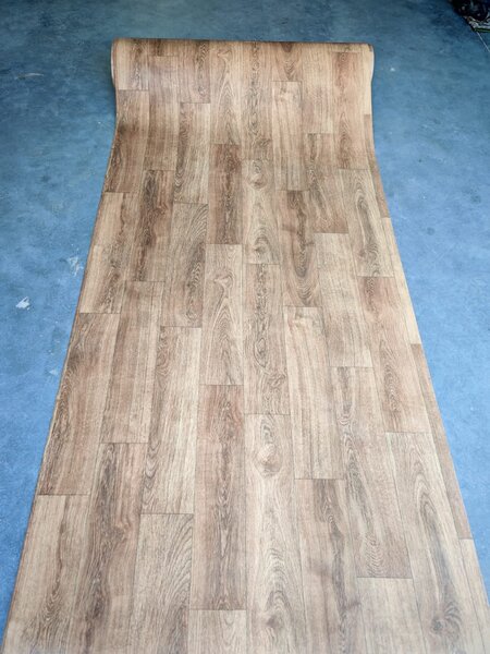 Covorul PVC linoleum Plank 067, Latimi 1 m, 1.5 m, 2 m si 2,5 m, 3 m. Maro Imitatie parchet, Suport Pasla 2 x 3 m