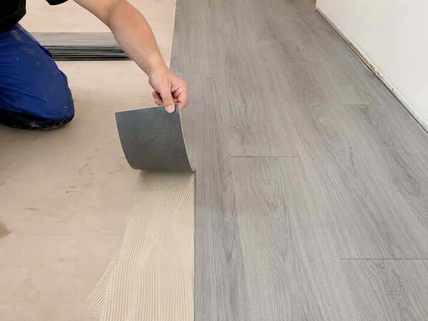 Parchet LVT 8003-26 Gri Aspect Lemn - Pardoseală Vinil 2.5 mm, Clasa Trafic 33. Super Pret 89.99 lei mp! 2.2 mp = 1 cutie ( 14 buc 15 x 1050 cm)