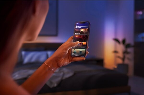 Philips Hue SIGNE LED lampă de birou RGBW, dimabilă, 11,8W, 230V, 2000-6500K