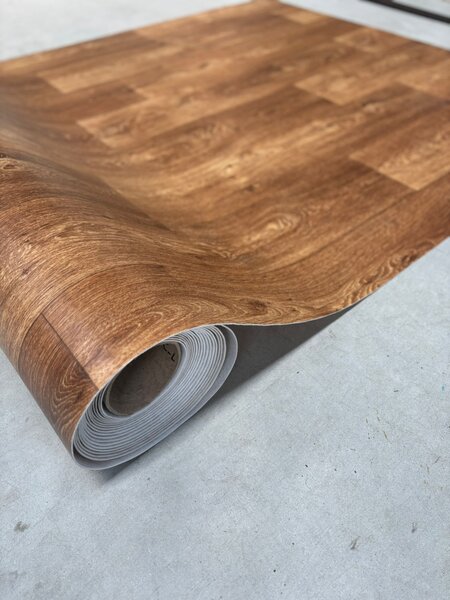 Covorul PVC linoleum Plank 067, Latimi 1 m, 1.5 m, 2 m si 2,5 m, Maro Imitatie parchet, Suport Pasla 100 x 300