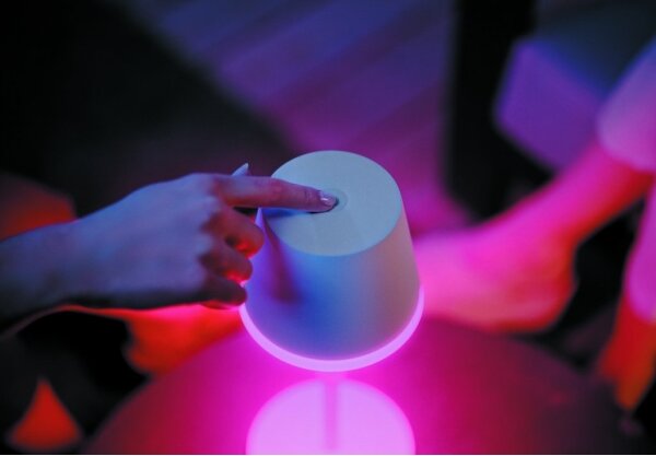Philips Hue GO lampă LED RGBW, dimabilă, touch, 6,2W, 230V, 2000-6500K, IP54