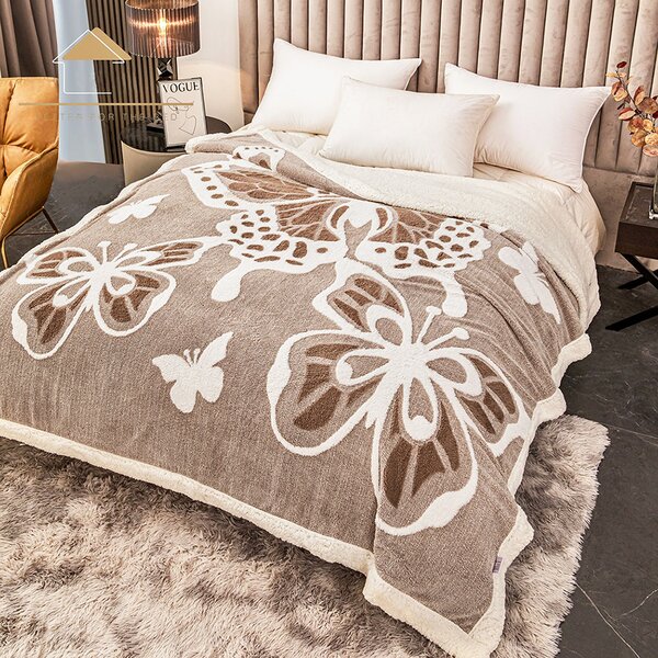 Patura super pufoasa cu blanita, 3D cu fluturi, 200x230 cm, PUF01