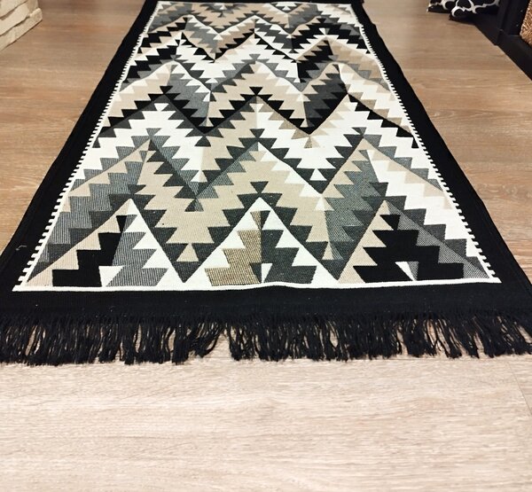 Covor traditional, cu doua fete, dimensiunea 60x150cm, negru-bej