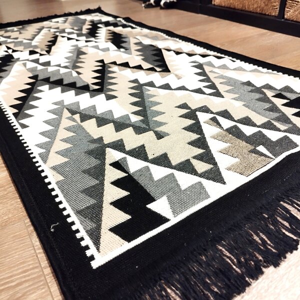 Covor traditional, cu doua fete, dimensiunea 60x150cm, negru-bej