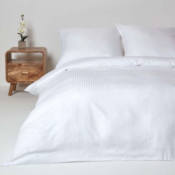 Lenjerie de pat Colectia Modena, Bumbac 100%, Damasc dungi subtiri, cearsaf de pat 140x240 cm; husa pilota 140x210 cm; 1 fata de perna 50×70 cm, alb