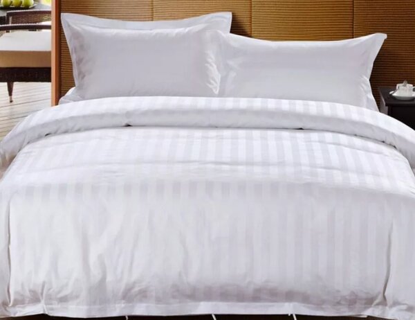 Lenjerie de pat Colectia Modena, Bumbac 100%, Damasc dungi late, cearsaf de pat 240x260 cm; husa pilota 200x220 cm; 2 fete de perna 50×70 cm, alba