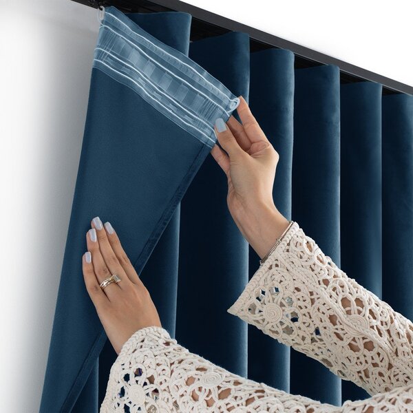 Draperie albastră dimout (semi-opacă) din catifea 140x270 cm Velto – Filumi