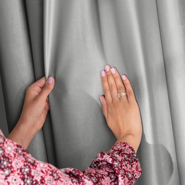 Draperie gri deschis dimout (semi-opacă) din catifea 140x245 cm Eyelets – Restilo
