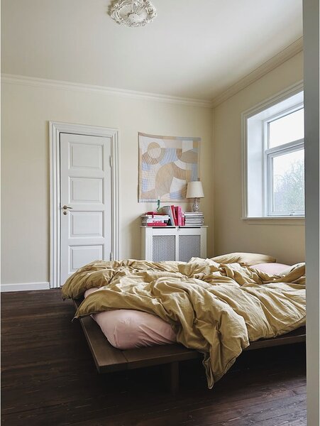 Pat matrimonial maro din lemn masiv de pin cu somieră 180x200 cm Japan – Karup Design