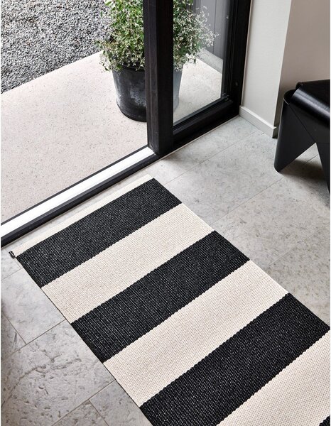 Covor tip traversă pentru interior și exterior alb-negru 70x225 cm Bob Black Vanilla – Pappelina