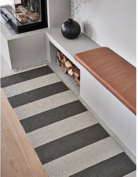 Covor tip traversă pentru interior și exterior gri antracit/crem 70x150 cm Bob Charcoal Linen – Pappelina