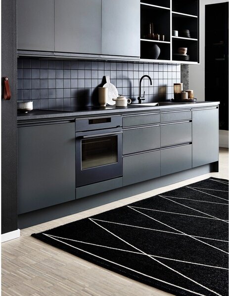 Covor tip traversă pentru interior și exterior negru 70x160 cm Max Black – Pappelina