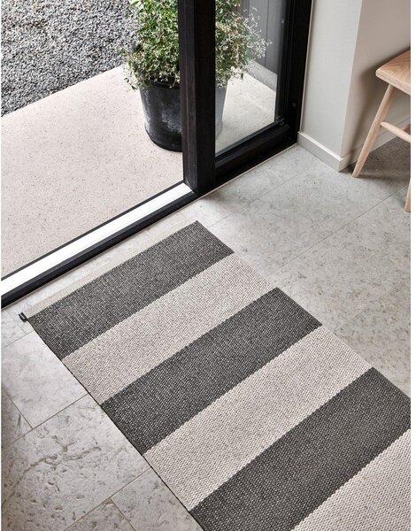 Covor tip traversă pentru interior și exterior gri antracit/crem 70x150 cm Bob Charcoal Linen – Pappelina