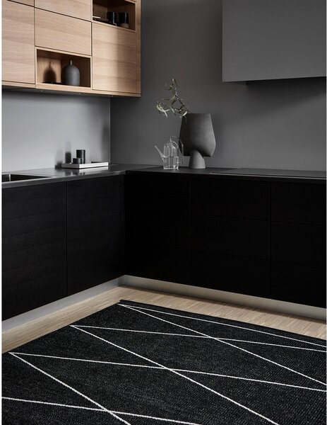 Covor tip traversă pentru interior și exterior negru 70x160 cm Max Black – Pappelina