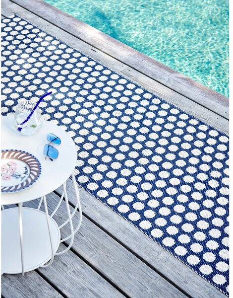 Covor tip traversă pentru interior și exterior albastru închis 70x150 cm Noa Dark Blue – Pappelina