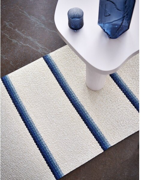 Covor tip traversă pentru interior și exterior albastru/crem 70x180 cm Olle Blue Vanilla – Pappelina