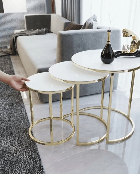 Set Mese de Cafea Rotunde – Design Elegant cu Blat din Sticlă și Structură Metalică Alb- Aur