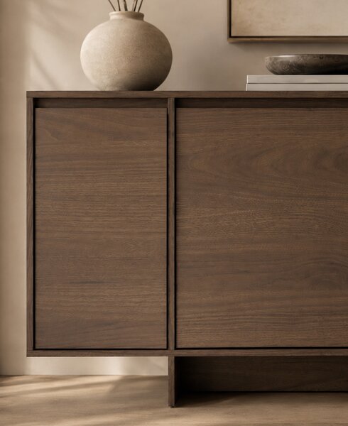 Comodă cu patru uși Zolia 180 cm pe plintă - nuc elegant