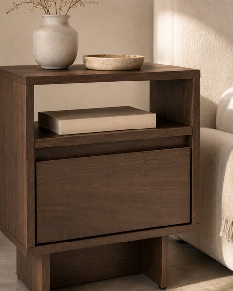 Noptieră Zolia 40 cm cu sertar pe plintă - nuc elegant