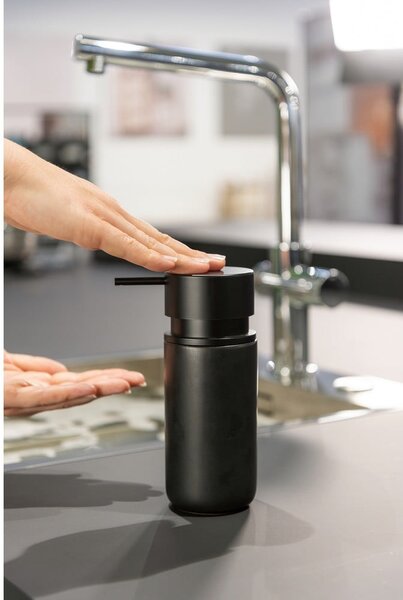 Dozator din ceramică pentru săpun Wenko Black Outdoor Kitchen Silo, negru