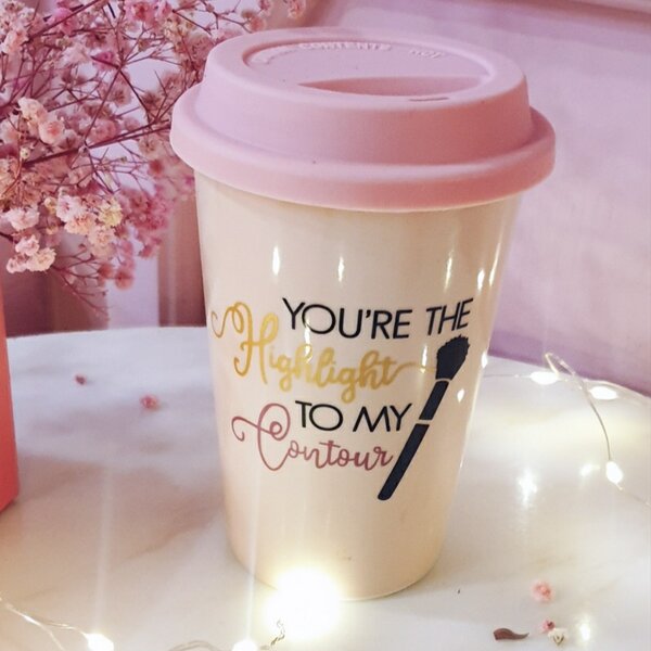 Cana ceramica de voiaj Pufo pentru cafea cu capac din silicon, 415 ml, model You're the Highlight, roz