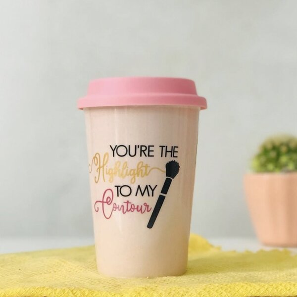 Cana ceramica de voiaj Pufo pentru cafea cu capac din silicon, 415 ml, model You're the Highlight, roz