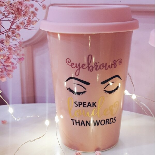 Cana ceramica de voiaj Pufo pentru cafea cu capac din silicon, 415 ml, model Eyebrows speak, roz
