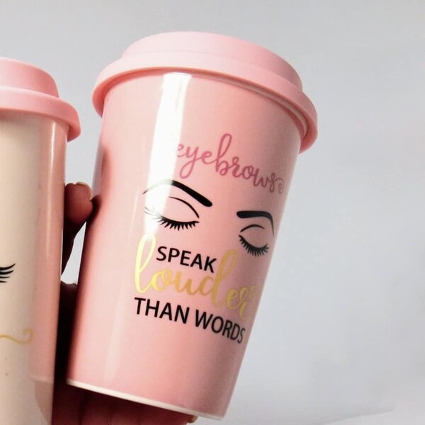 Cana ceramica de voiaj Pufo pentru cafea cu capac din silicon, 415 ml, model Eyebrows speak, roz
