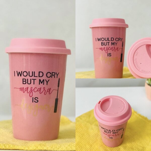 Cana ceramica de voiaj Pufo pentru cafea cu capac din silicon, 415 ml, model My mascara is Designer, roz