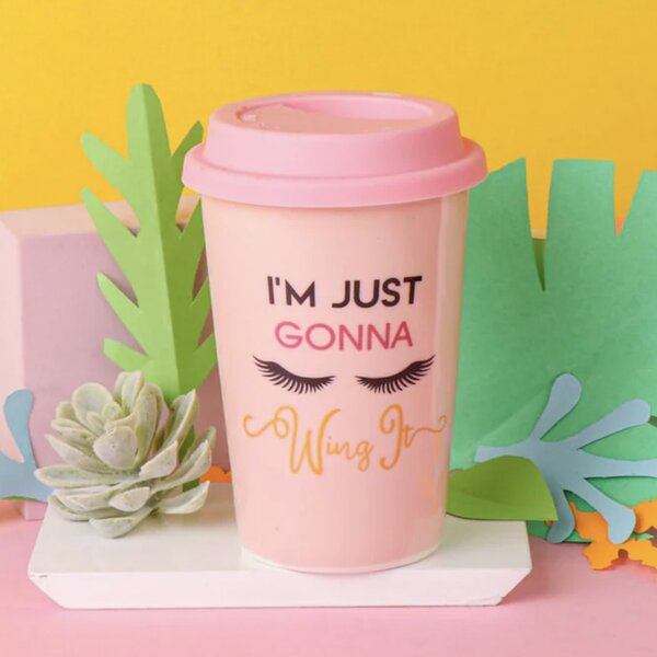 Cana ceramica de voiaj Pufo pentru cafea cu capac din silicon, 415 ml, model I just gonna, roz