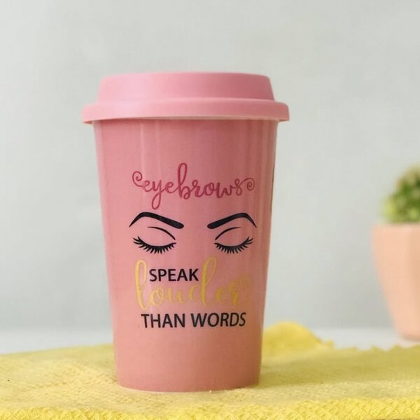 Cana ceramica de voiaj Pufo pentru cafea cu capac din silicon, 415 ml, model Eyebrows speak, roz