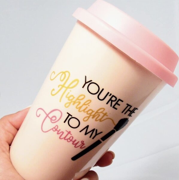 Cana ceramica de voiaj Pufo pentru cafea cu capac din silicon, 415 ml, model You're the Highlight, roz