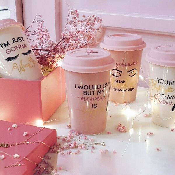 Cana ceramica de voiaj Pufo pentru cafea cu capac din silicon, 415 ml, model You're the Highlight, roz
